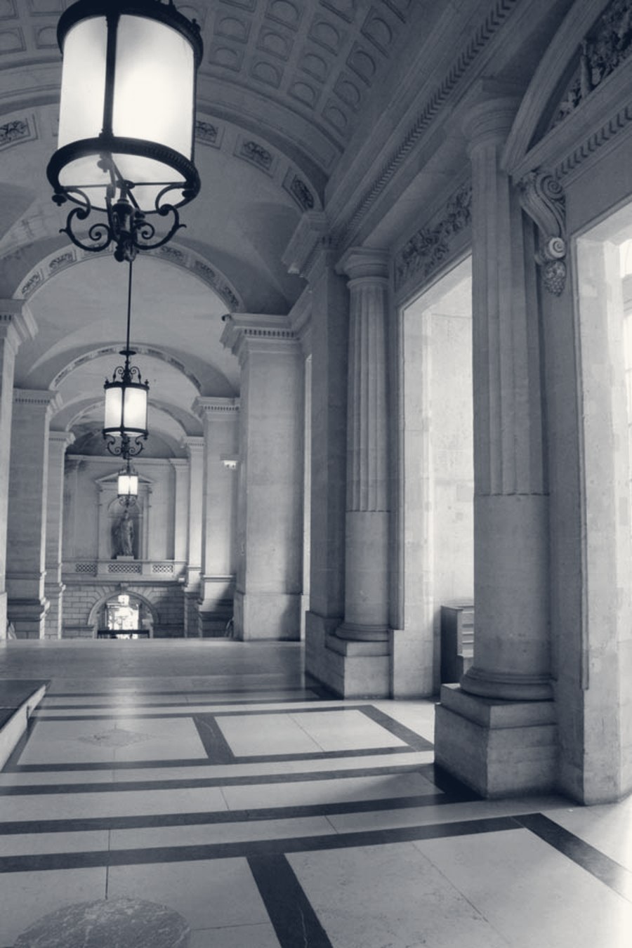 Galerie à colonnades et lanternes du Palais de Justice